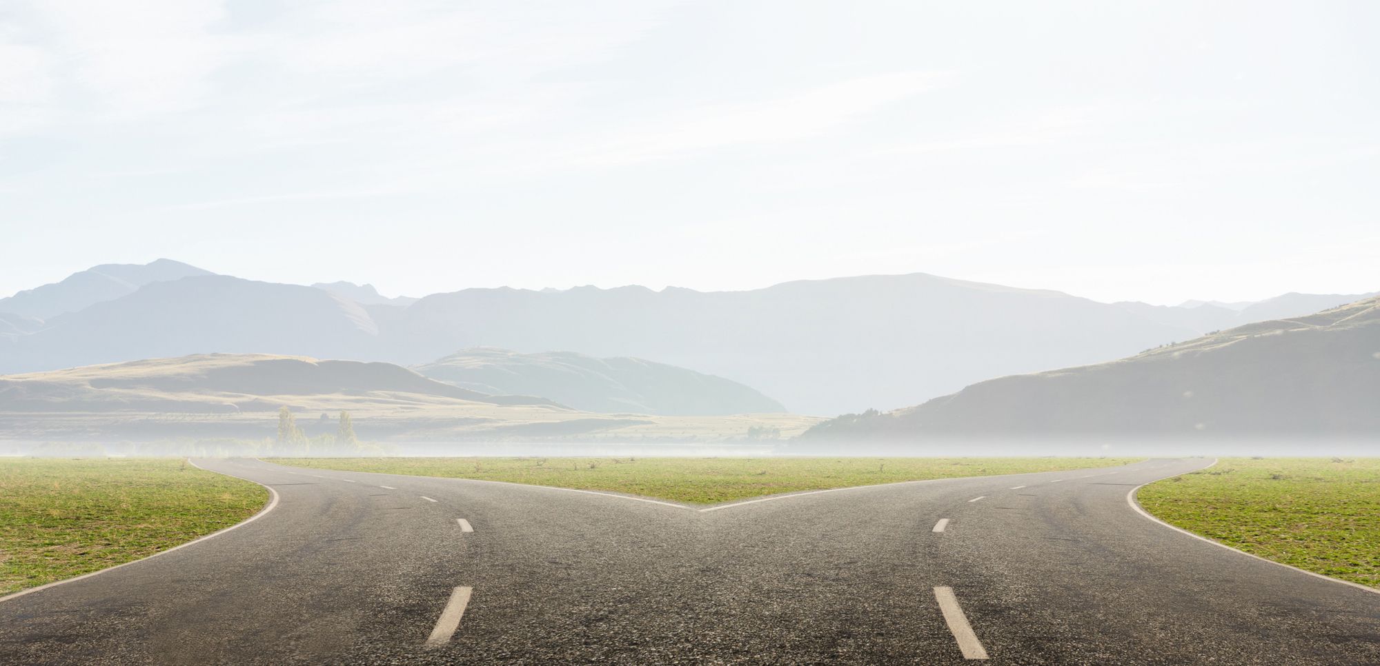 Eine Straße, die sich in Zwei aufteilt. Im Horizont