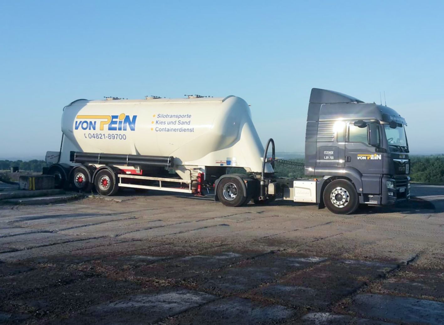 Ein Transporter von Containerdienst von Pein GmbH & Co. KG seitlich stehend